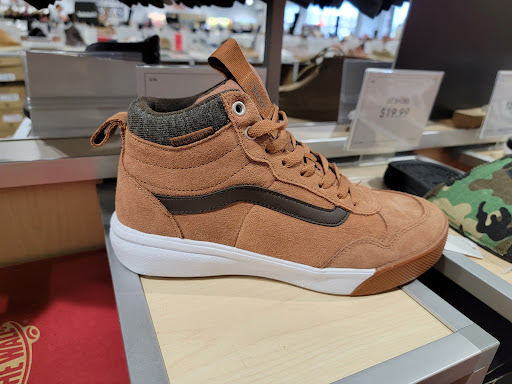 Shoe Store «DSW Designer Shoe Warehouse», reviews and photos, 8506 E 71st St, Tulsa, OK 74133, USA