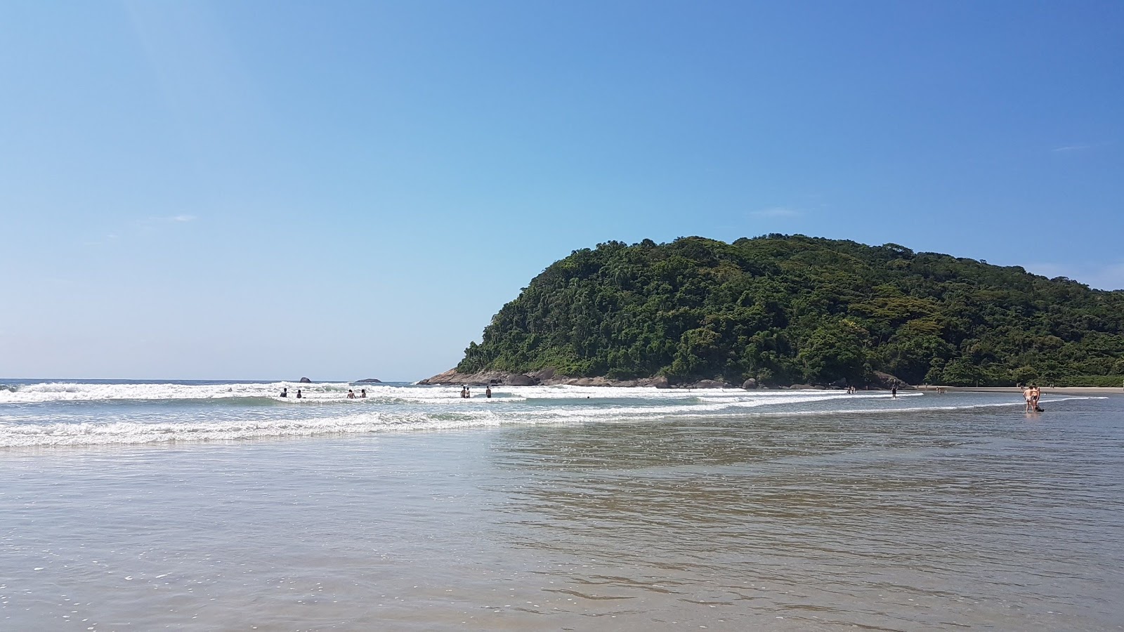 Foto de Praia de Itaguaré com água cristalina superfície