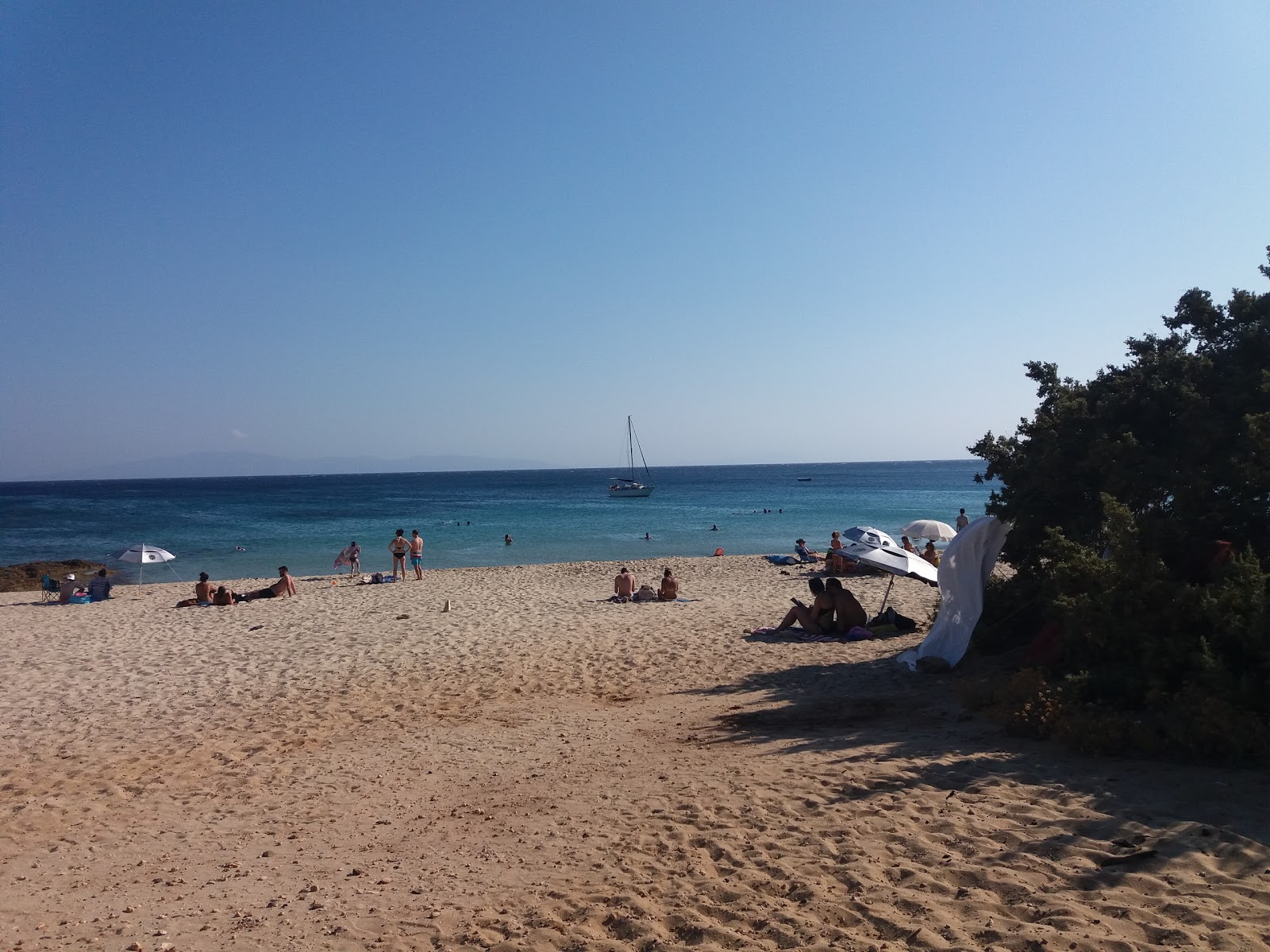 Foto von Aliko beach von Klippen umgeben