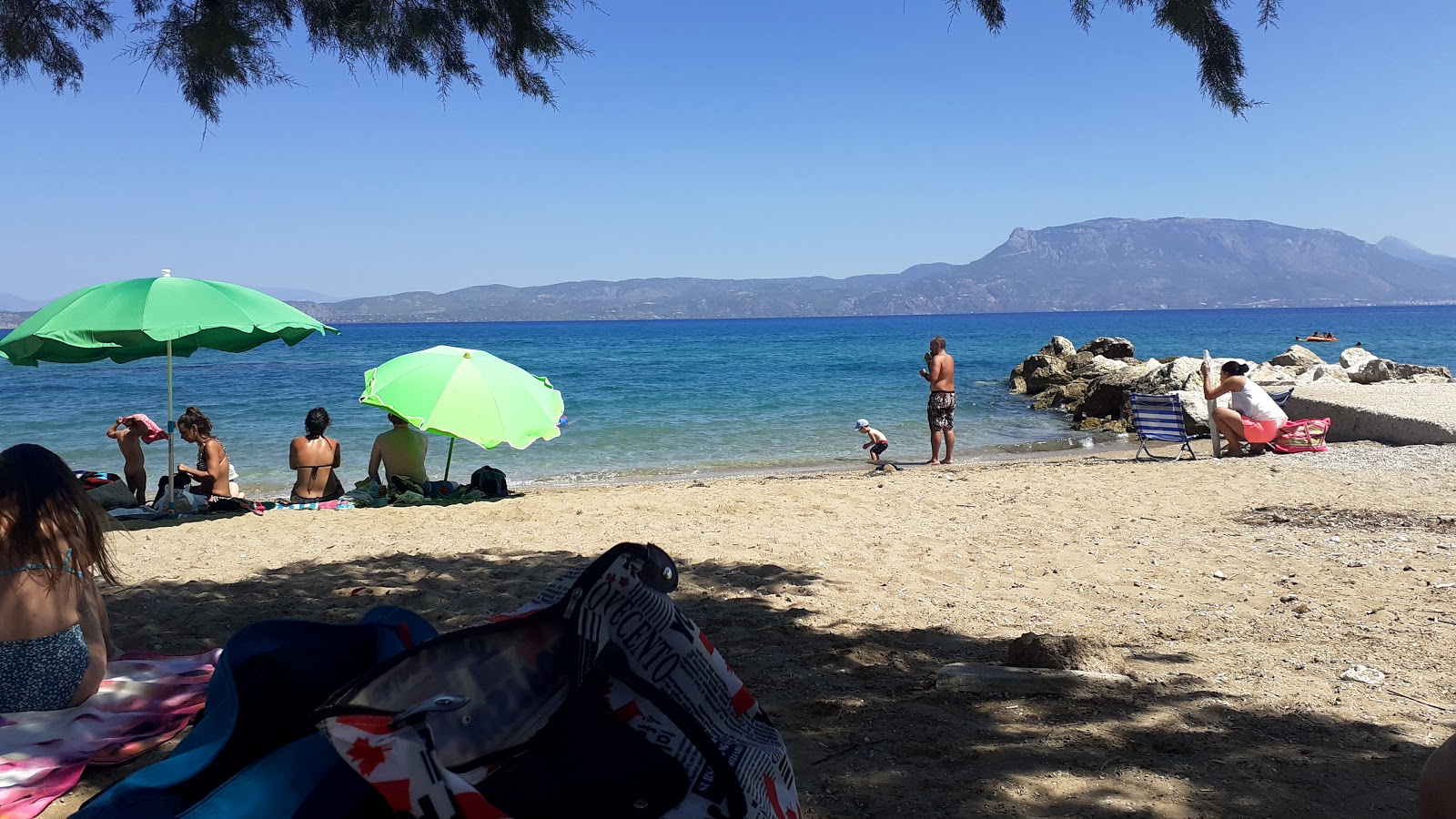 Iraion beach'in fotoğrafı birden fazla uzun koy ile birlikte