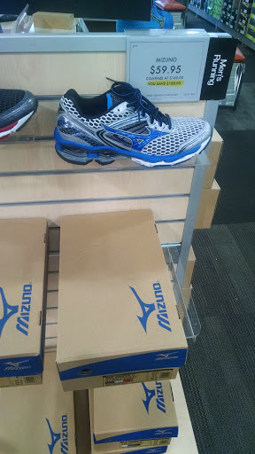 Shoe Store «DSW Designer Shoe Warehouse», reviews and photos, 520 E Waterfront Dr, Homestead, PA 15120, USA