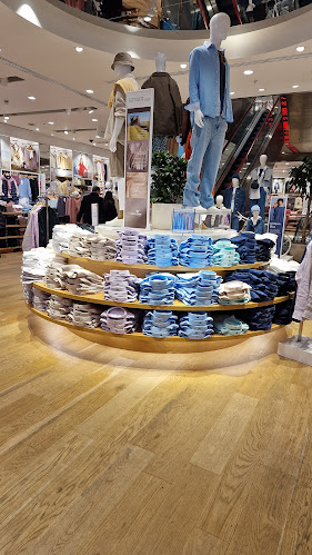 Reviews of UNIQLO 311 Oxford Street in London - Clothing store