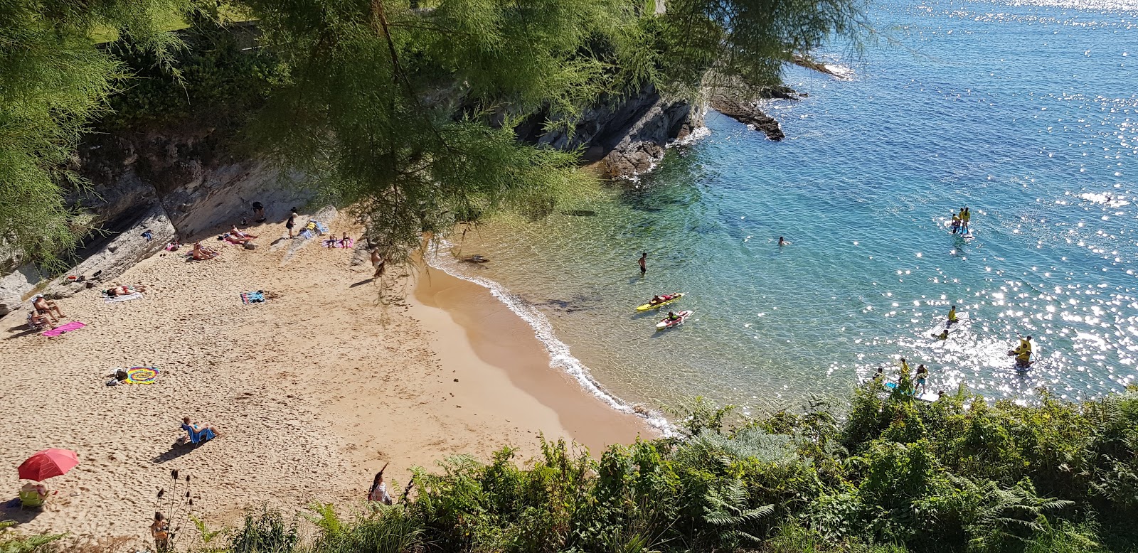 Foto von Playa de Los Molinucos und die siedlung