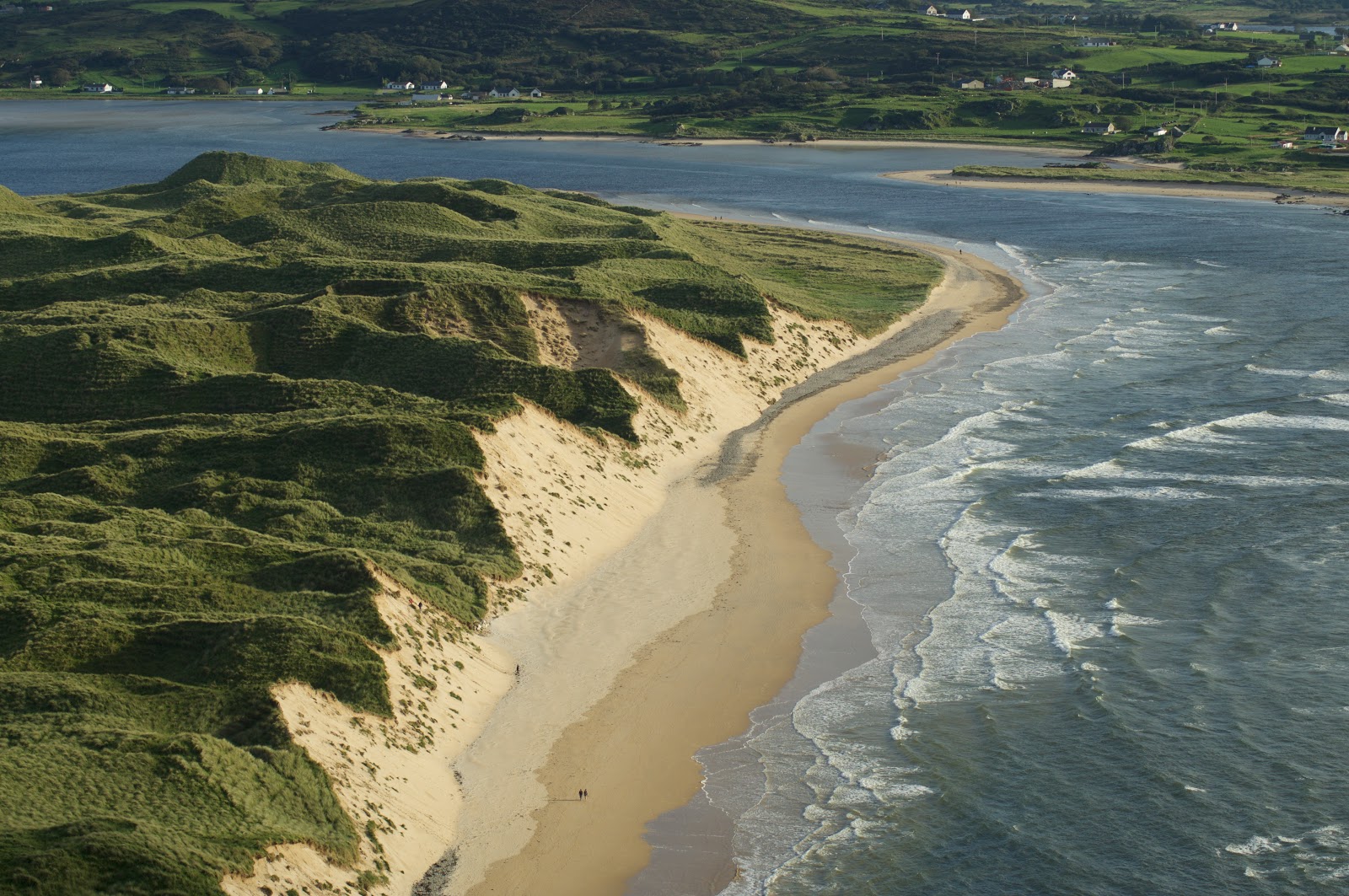 Foto de Five finger Beach apoiado por penhascos