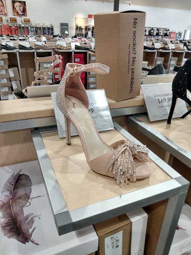 Shoe Store «DSW Designer Shoe Warehouse», reviews and photos, 520 E Waterfront Dr, Homestead, PA 15120, USA