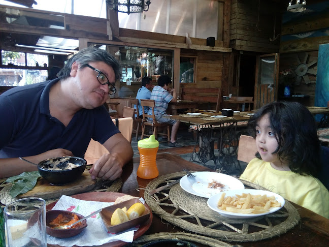 http://instagram.com/laesquina_restobar