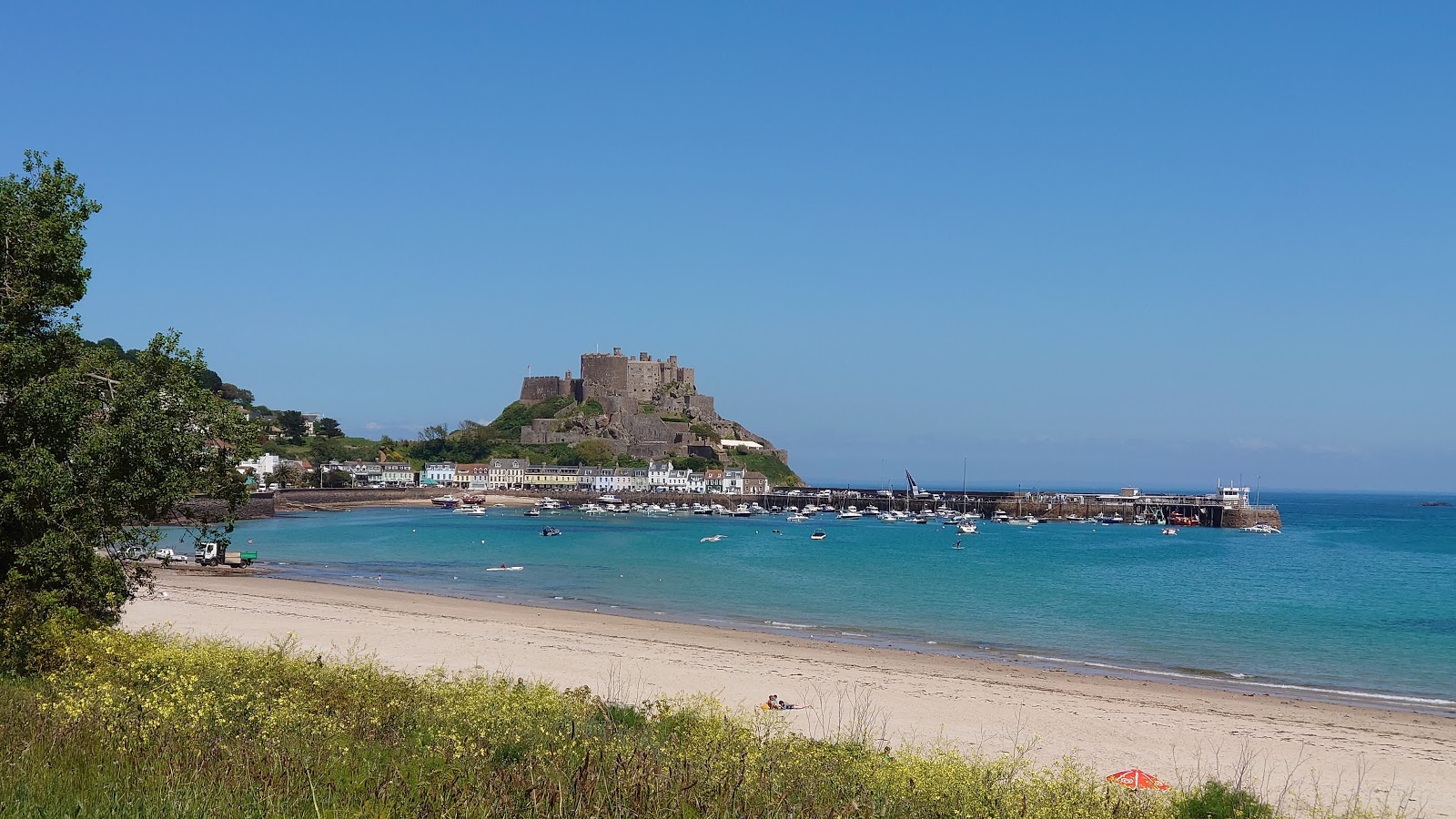 Gorey Beach'in fotoğrafı düz ve uzun ile birlikte