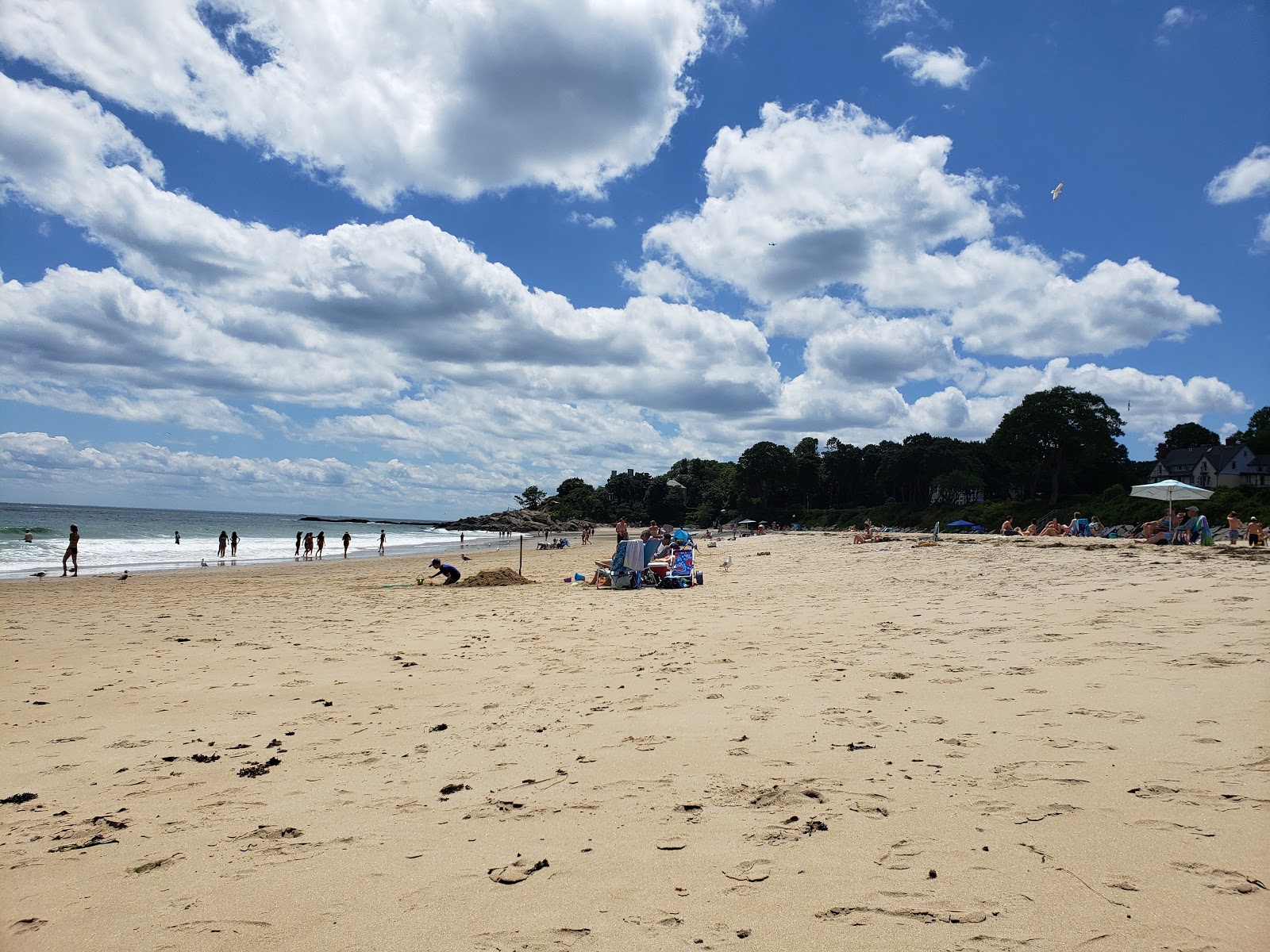 Fotografija Singing beach z svetel pesek površino
