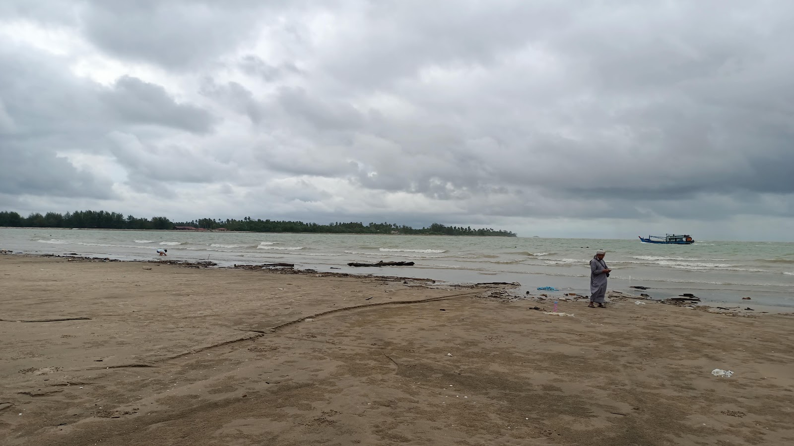 Φωτογραφία του Semanyir Beach με καφέ νερό επιφάνεια