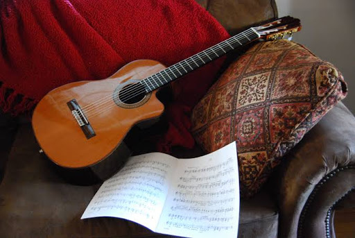 Classical guitar salon for private Lessons