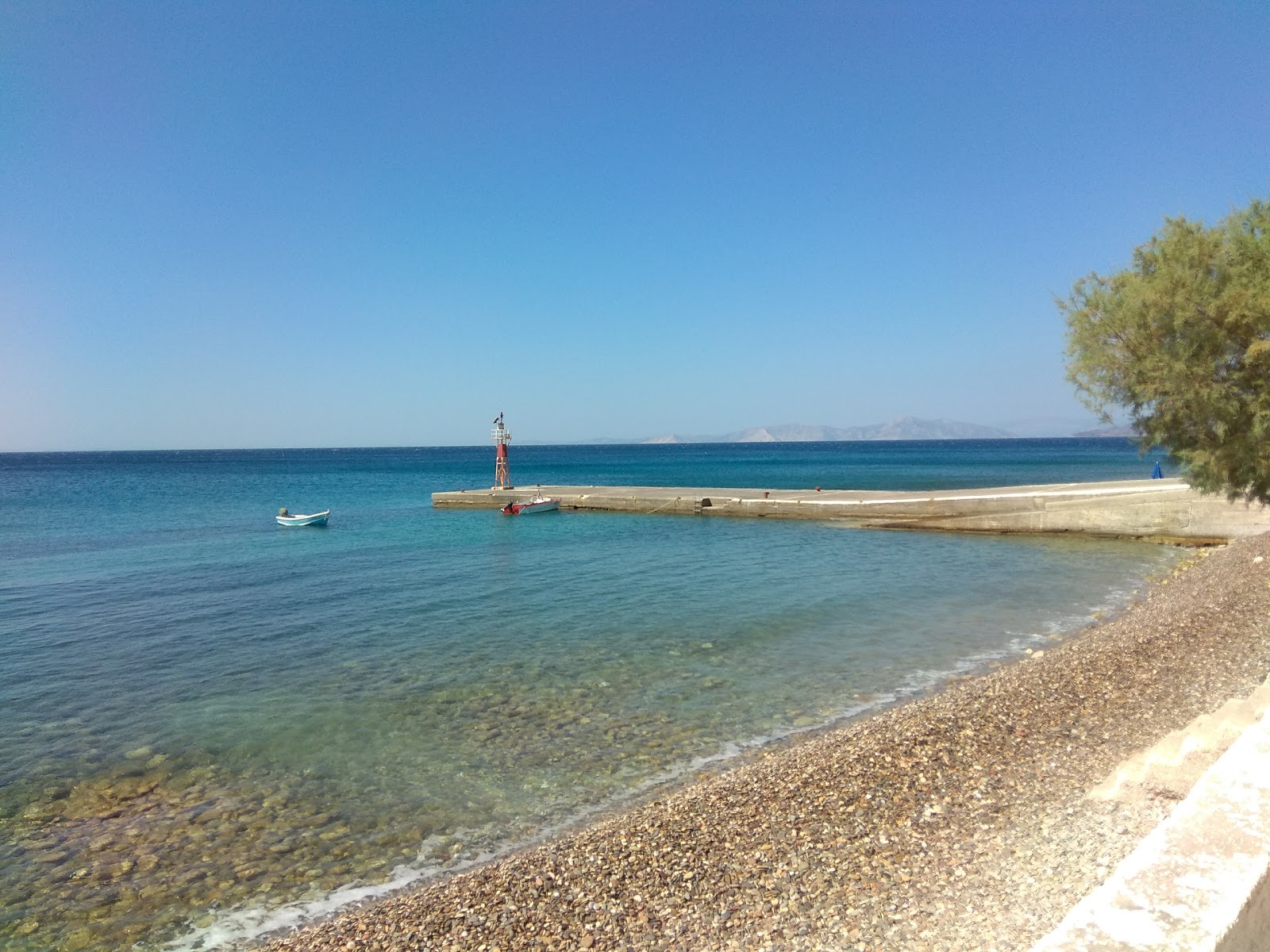 Foto von Balos beach von Klippen umgeben
