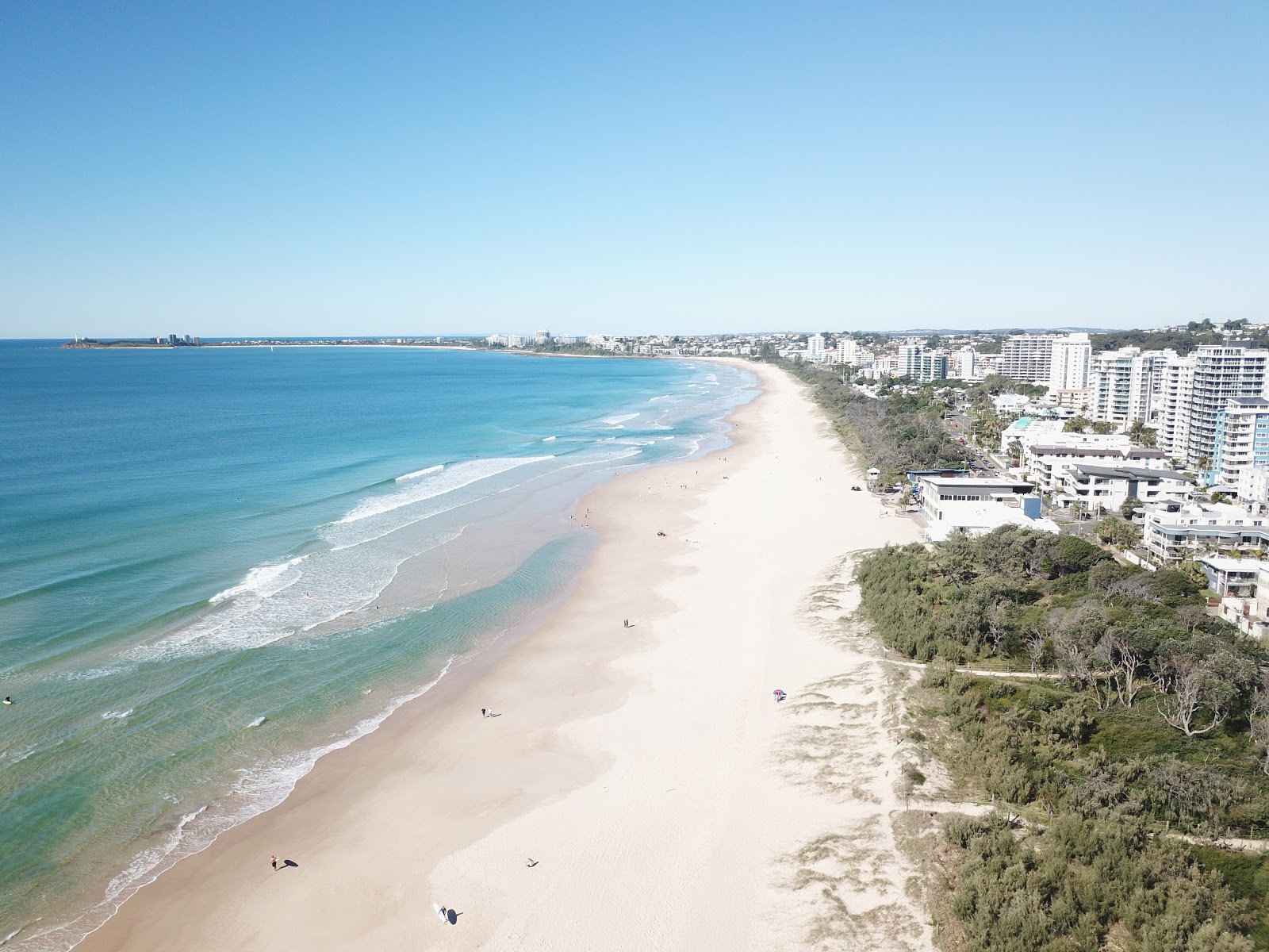 Maroochydore Beach的照片 带有明亮的沙子表面