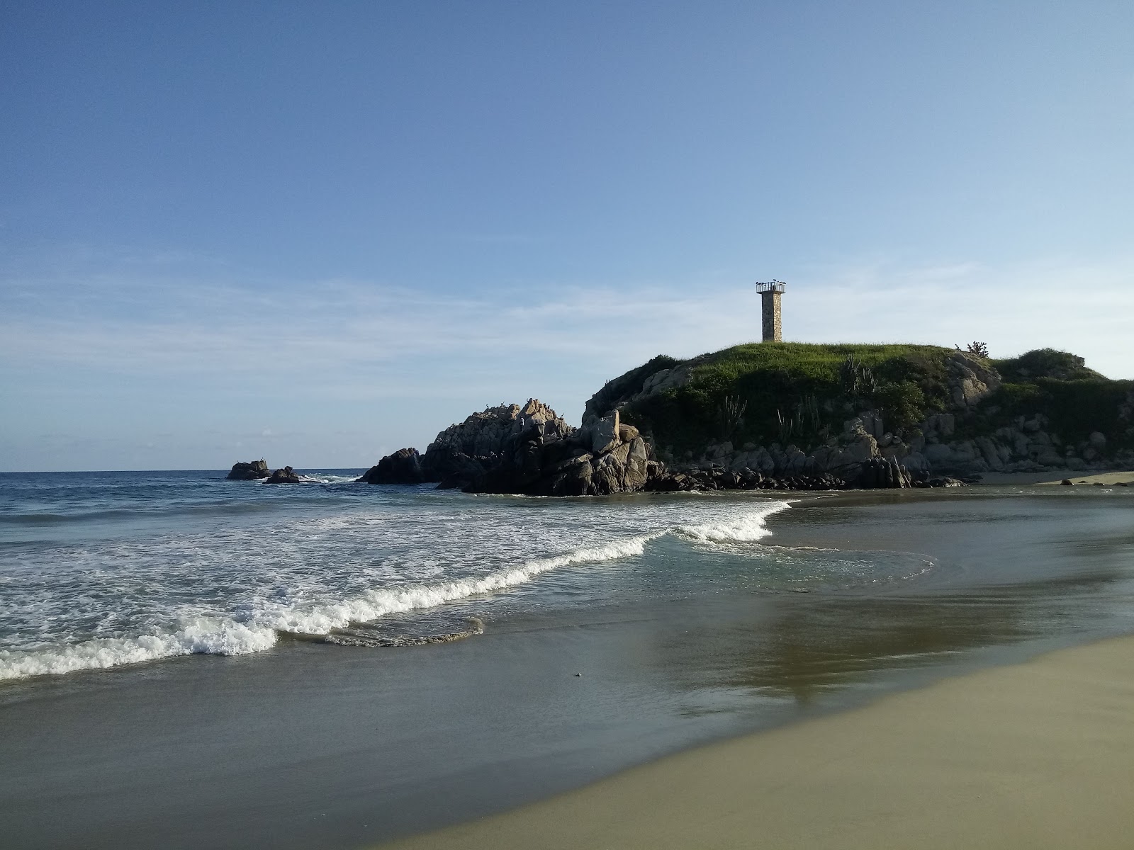Foto de Coyula beach - lugar popular entre os apreciadores de relaxamento