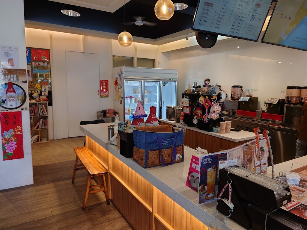 上宇林台中豐原北陽店｜豐原必喝飲料｜厚鮮奶茶｜粉角｜太極｜推薦飲料店｜人氣茶飲｜手搖飲｜冷氣｜內用｜沙發｜兒童 的照片