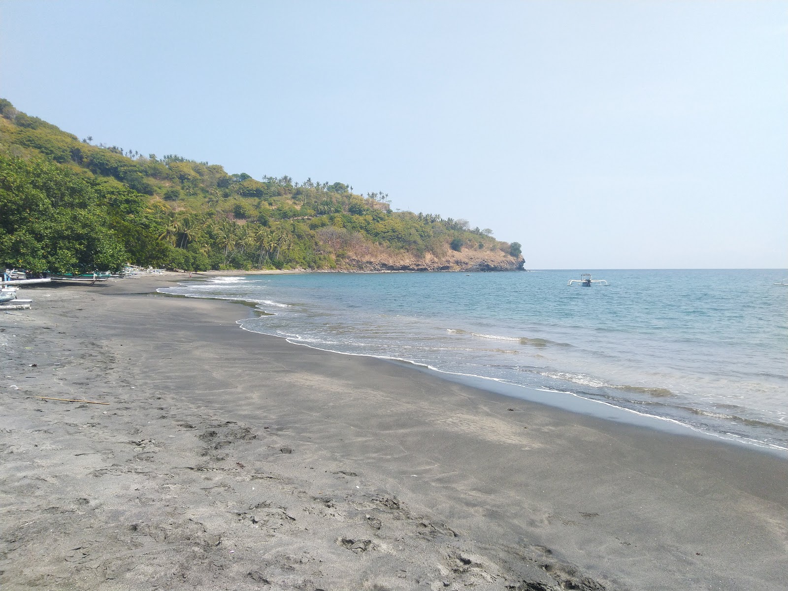 Foto di Pantai malimbu con una superficie del sabbia luminosa