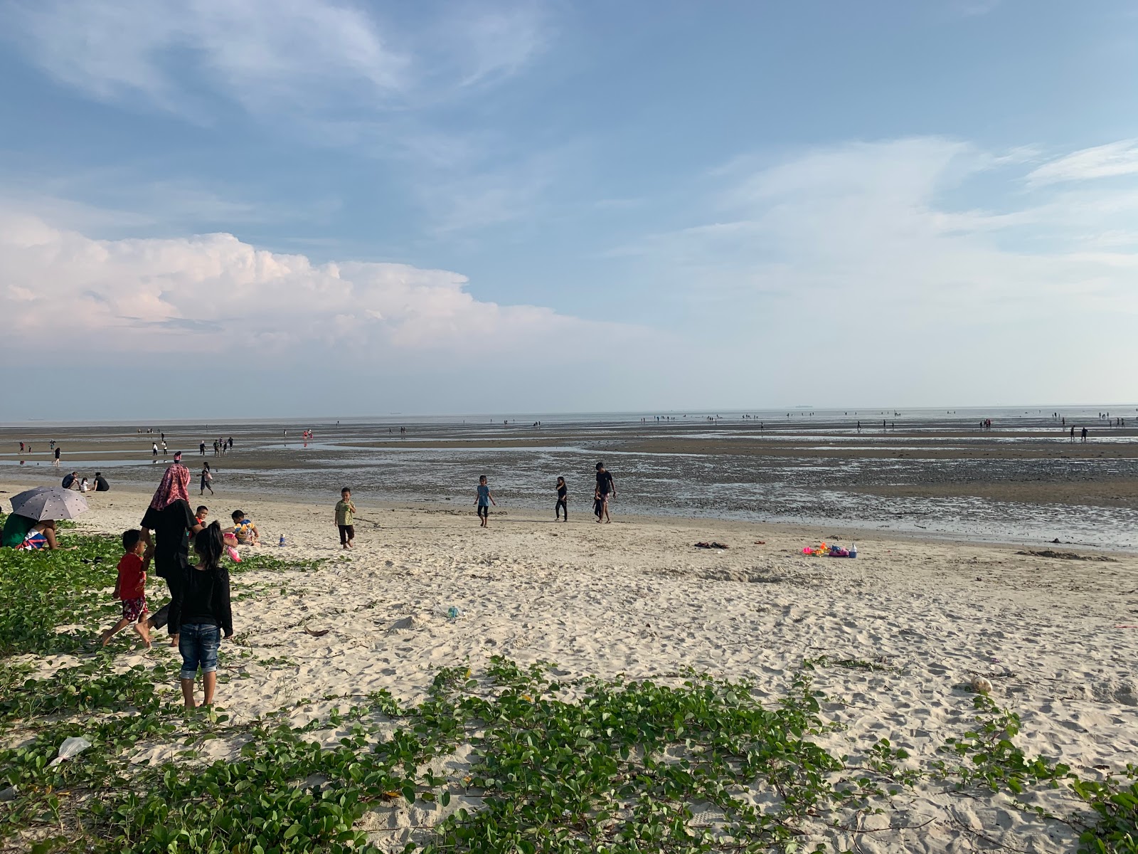 Foto av Morib Beach med turkosa vatten yta