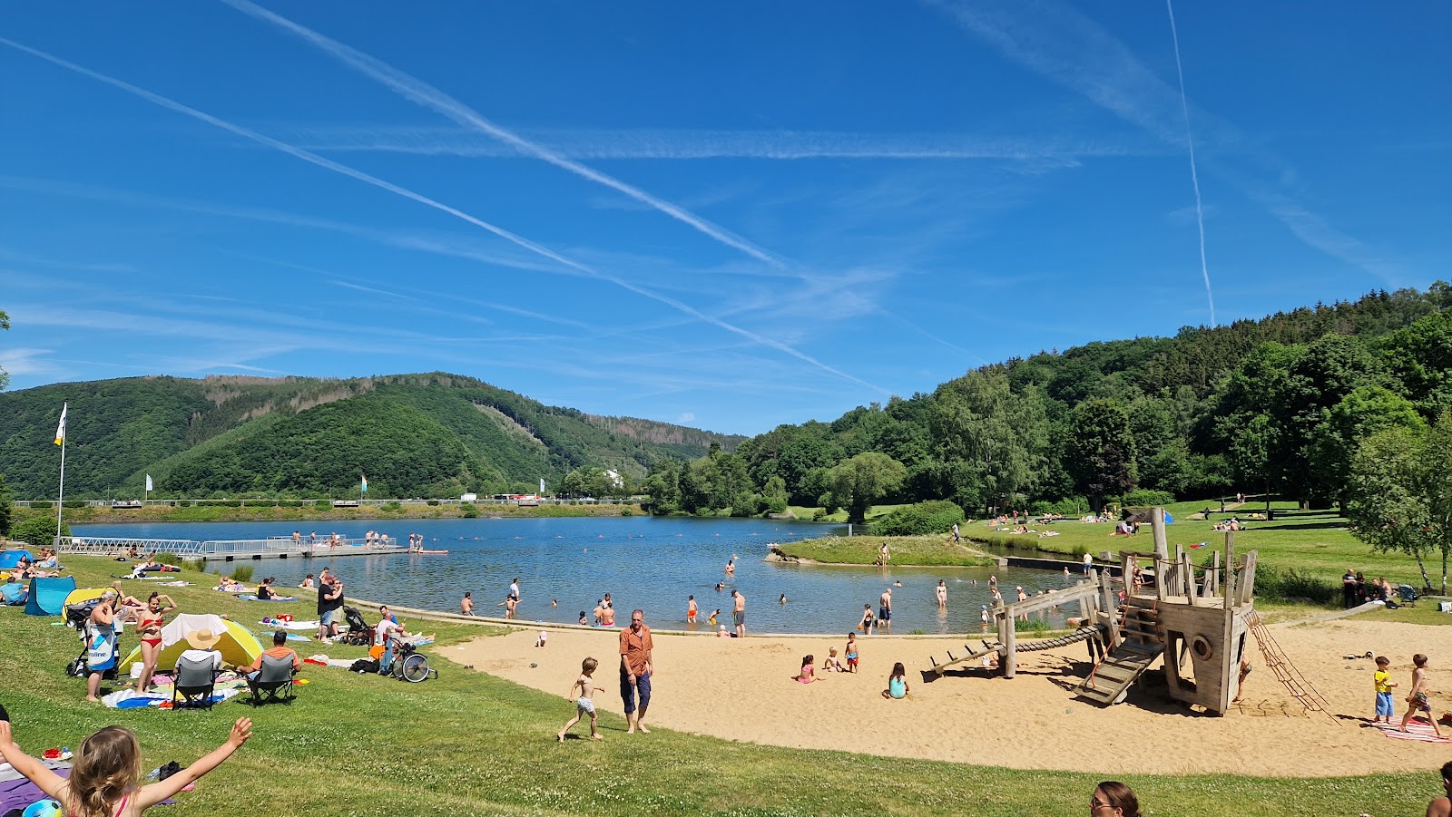Foto di Freibad am Rursee con una superficie del erba
