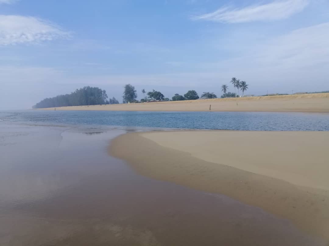Foto de Nenasi Beach - lugar popular entre os apreciadores de relaxamento
