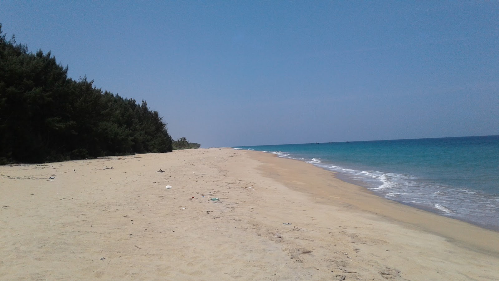 Foto von Thalankudah Beach mit lange, gerade küste