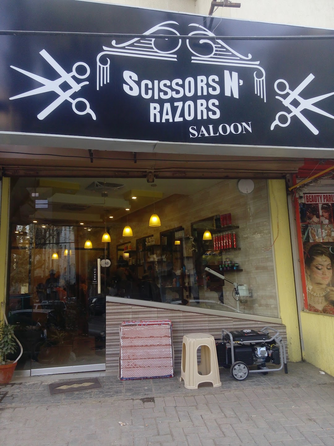 Scissors & Razors-Saloon.