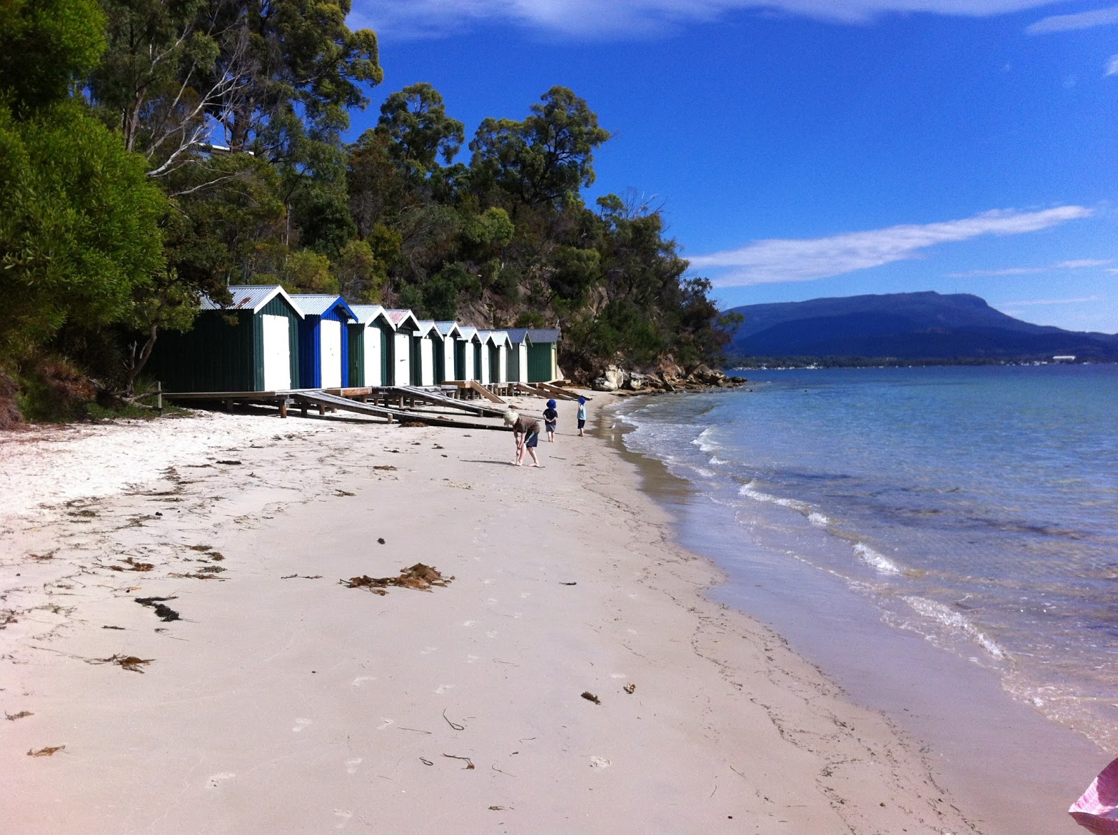 Foto van Coningham Beach met ruim strand