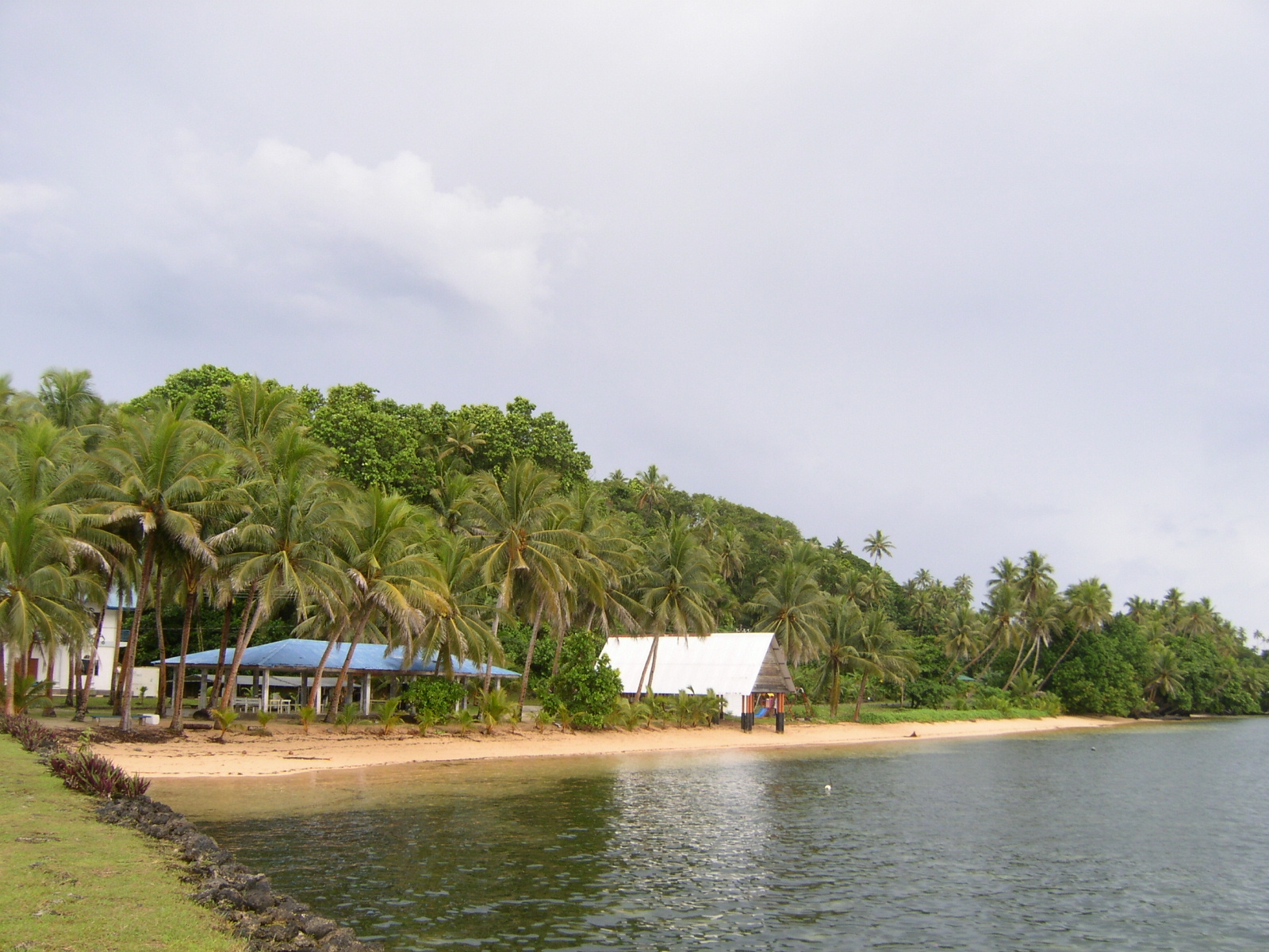 Foto de Palau East Beach localizado em área natural