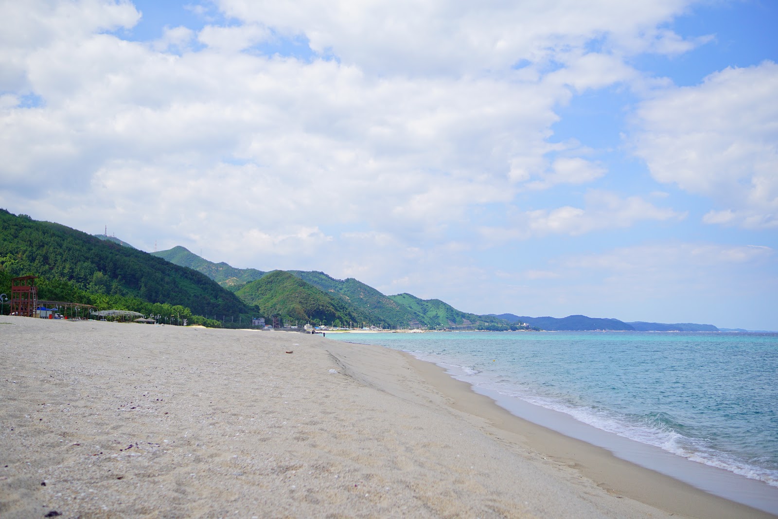 Foto van Mangyang Beach met recht en lang