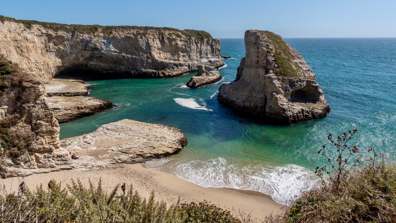 Zdjęcie Plaża Shark Fin Cove z powierzchnią drobny beżowy piasek