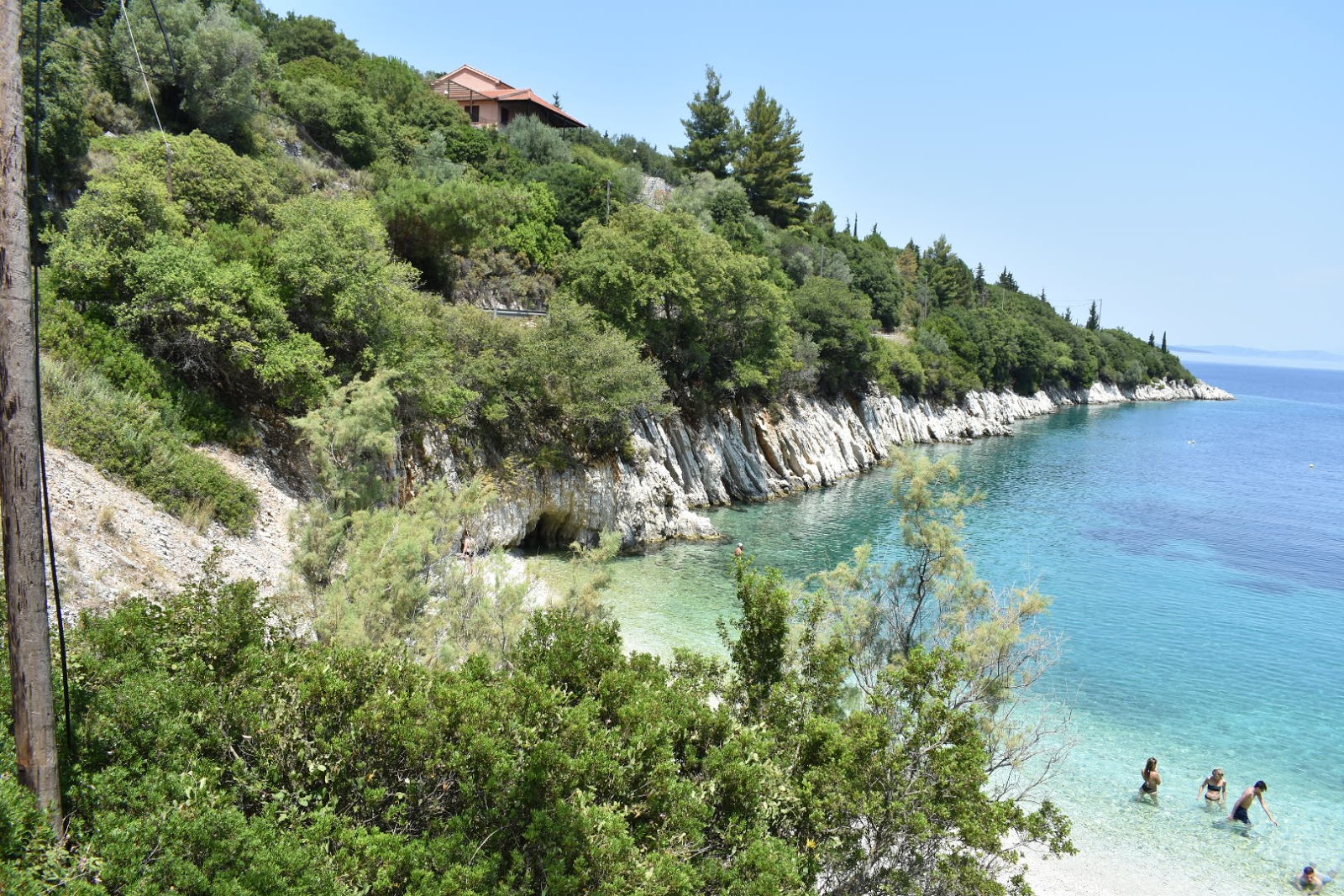Foto von Kourvoulia beach II und seine wunderschöne Landschaft