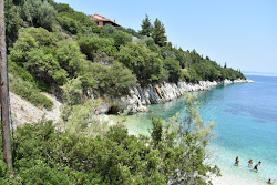 Foto von Kourvoulia beach II und seine wunderschöne Landschaft