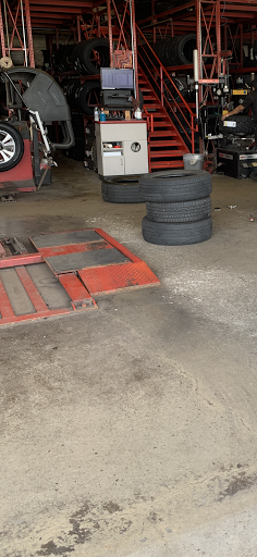 Tire Shop «Discount Tire Store - Naperville, IL», reviews and photos, 535 Fort Hill Dr, Naperville, IL 60540, USA