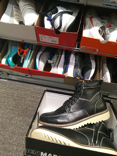 Department Store «Nordstrom Rack Burbank Empire Center», reviews and photos, 1601 N Victory Pl, Burbank, CA 91502, USA