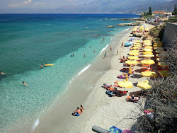 Foto von Gefyri Beach umgeben von Bergen
