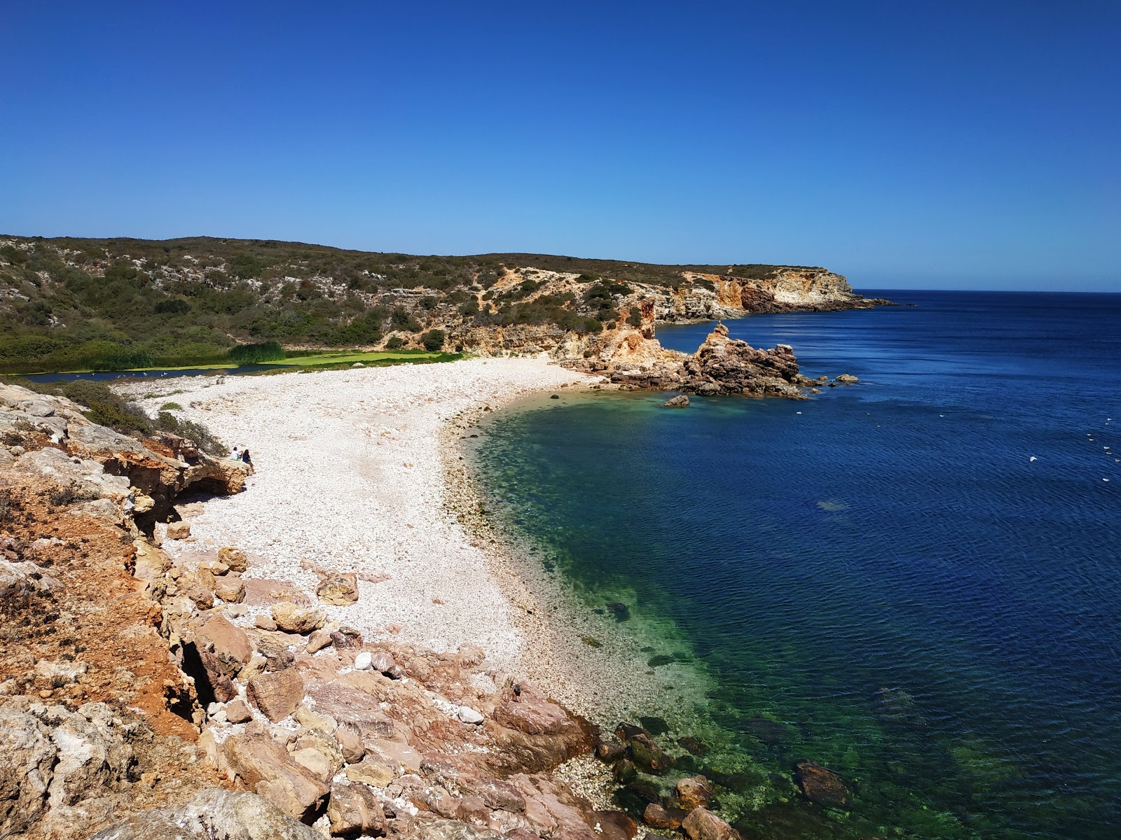 Valokuva Praia dos Rebolinhosista. pinnalla kivet:n kanssa