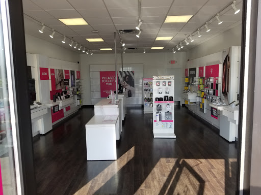 Cell Phone Store «T-Mobile», reviews and photos, 1010 Gateway Dr, Chaska, MN 55318, USA