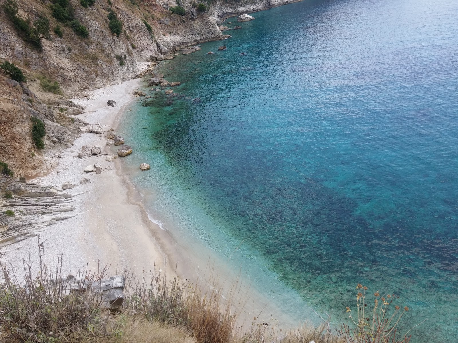 Zdjęcie Filikur Beach otoczony górami