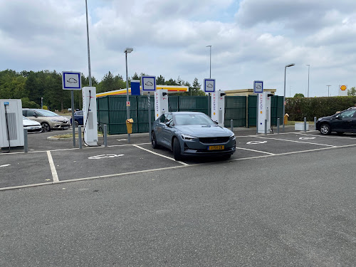 Borne de recharge de véhicules électriques IONITY Station de recharge Parcé-sur-Sarthe