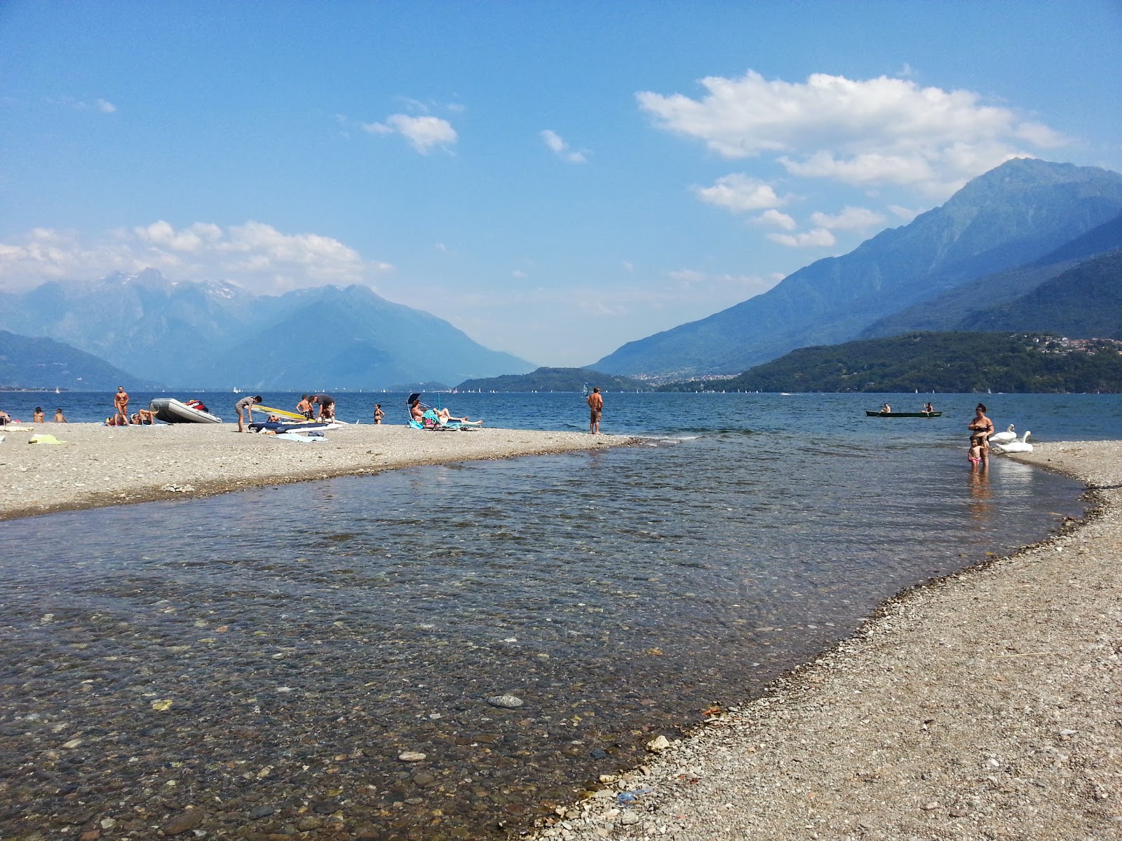 Foto von Dongo Beach und die siedlung