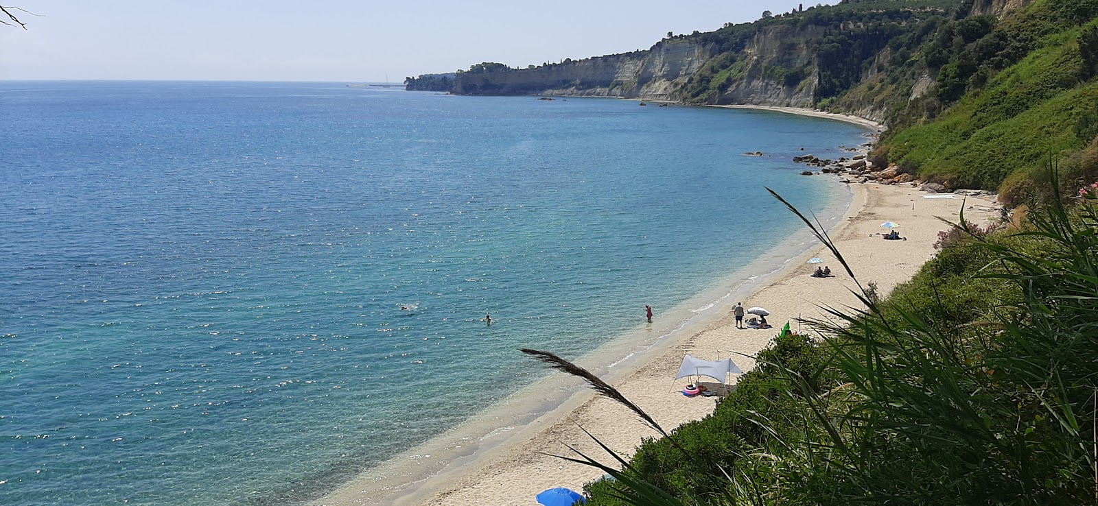 Photo de Agia Triada beach avec sable lumineux de surface