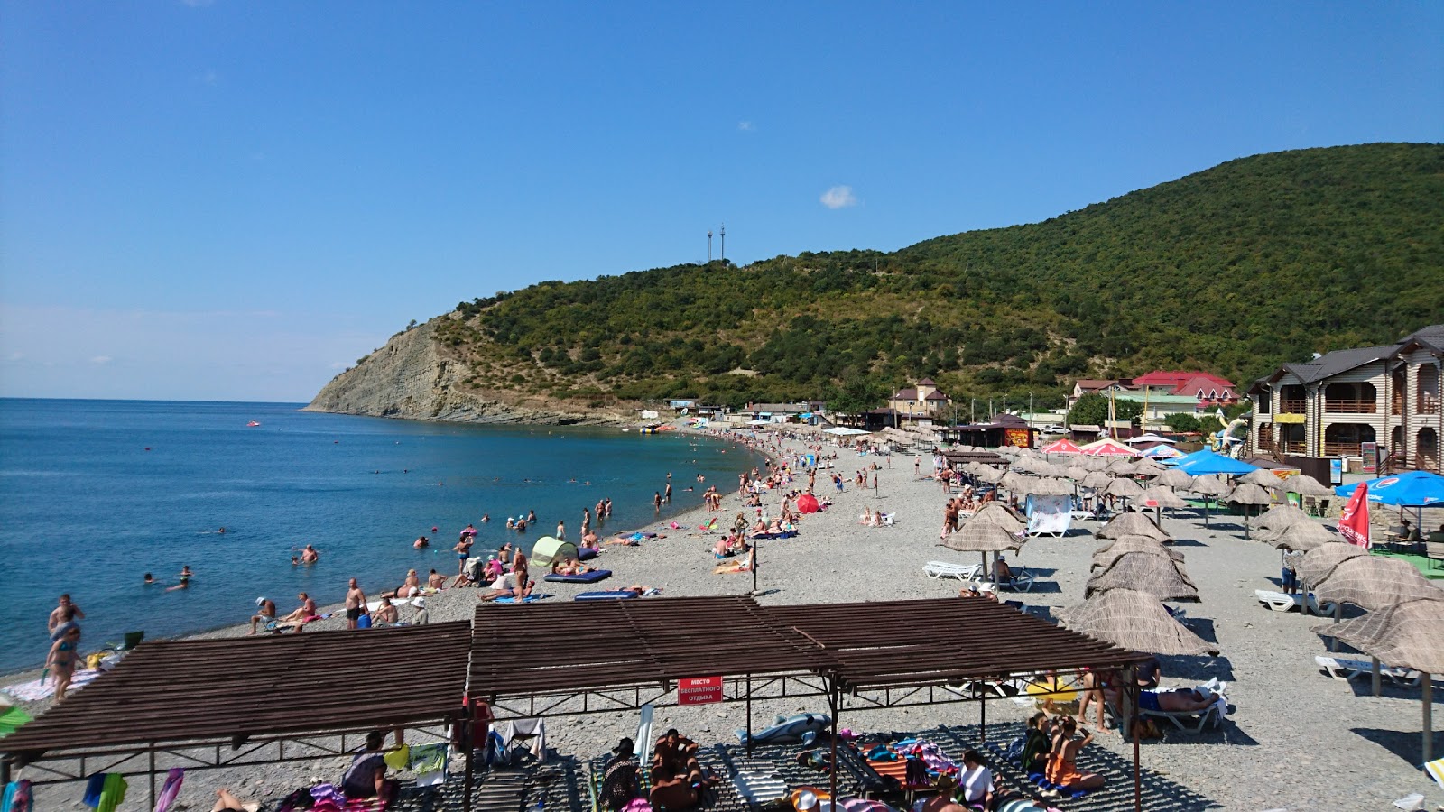 Zdjęcie Dyurso Beach z powierzchnią beżowe kamyki