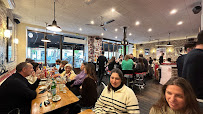 Atmosphère du Restaurant de hamburgers Schwartz’s Deli à Paris - n°2