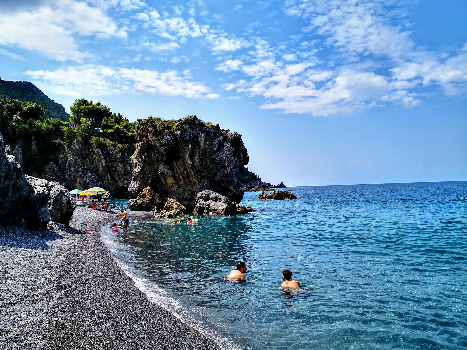Foto von Spiaggia di Santa Teresa mit feiner grauer kies Oberfläche