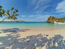 Photo de Pink Beach II Padar avec baie spacieuse