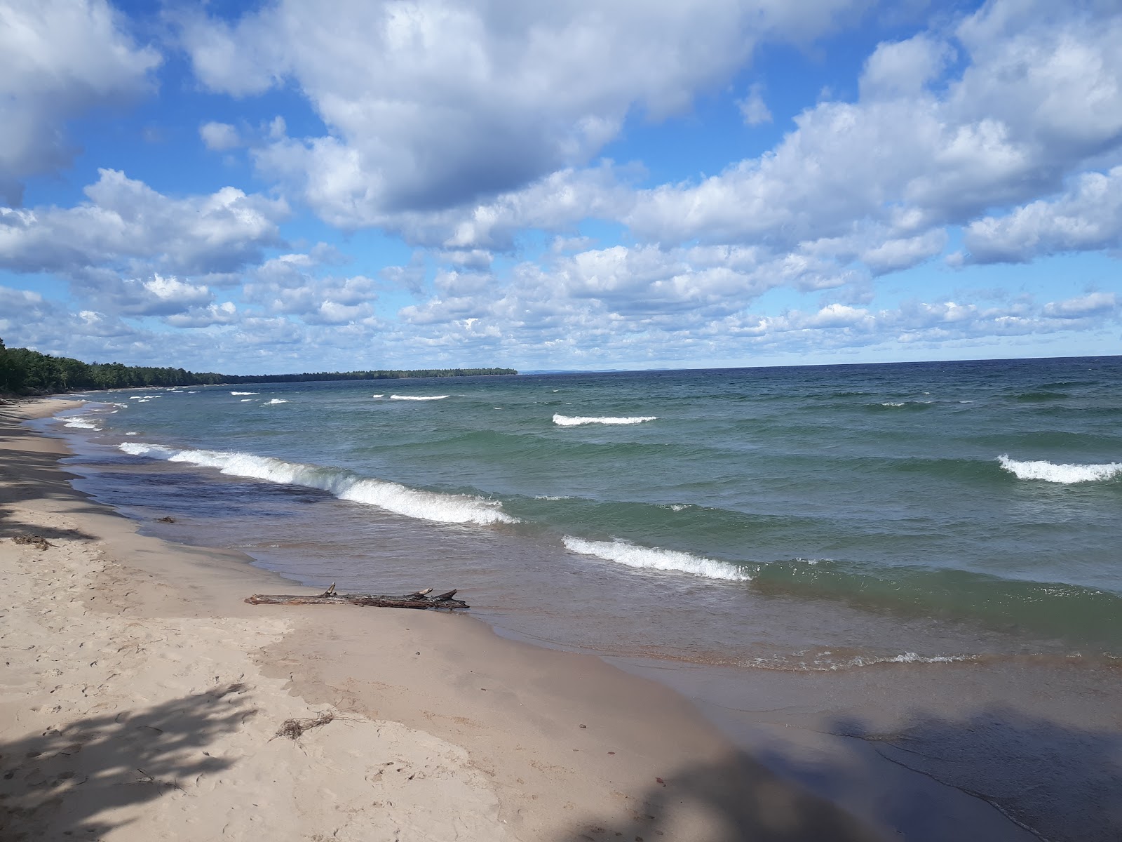 Photo de Lake Superior Beach avec l'eau cristalline de surface