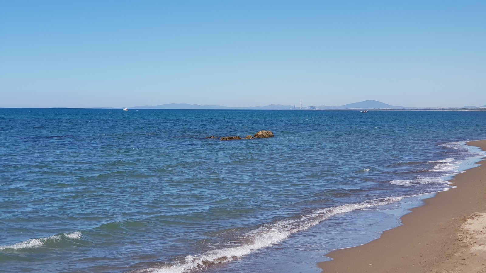 Φωτογραφία του Camping Riva Dei Tarquini με καφέ άμμος επιφάνεια