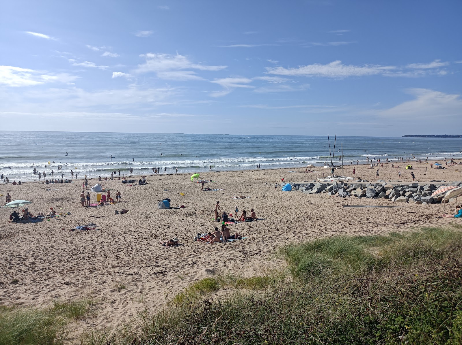 Photo de Jullouville Beach avec rivage droit, long