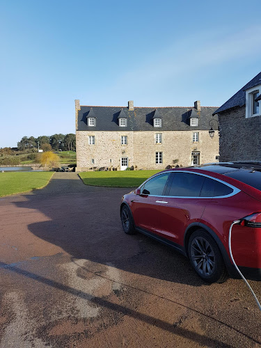 Borne de recharge de véhicules électriques Tesla Destination Charger Fréhel