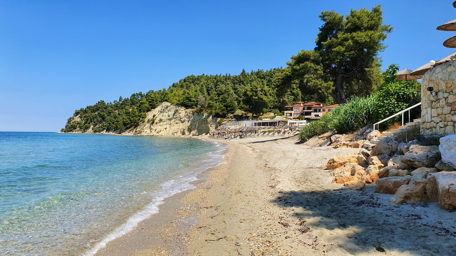 Foto de Elani beach con arena brillante superficie