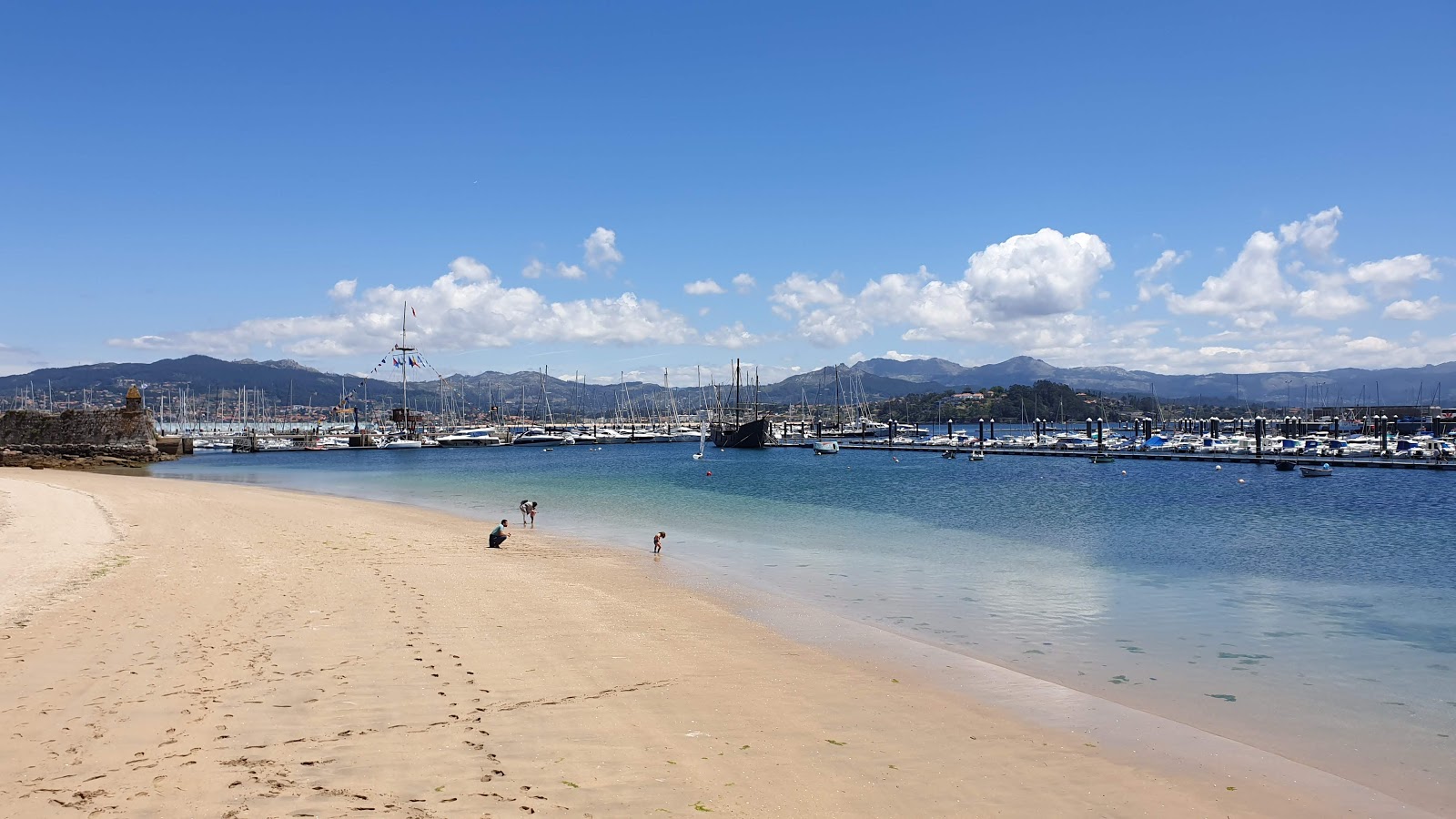 Zdjęcie Praia da Ribeira z powierzchnią jasny, drobny piasek