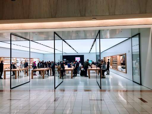 Apple Northbrook, 1310 Northbrook Ct, Northbrook, IL 60062, USA, 